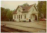 Västergötland - Göteborgs Järnväg, VGJ, Trafikplats anlagd 1899. Stationshus i en och en halv våning i trä. Moderniserad 1939 och renoverad 1949. Bil MG 1100.