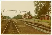 Bergslagernas Järnvägar, BJ, Trafikplats anlagd 1902. Envånings stationshus i trä. Bangården utökades 1920. Mekanisk växelförregling. Ställverksbyggnad invid stationshuset.