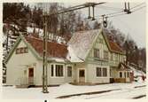 Stationshuset byggdes1893.Det nya stationshuset är ritat av arkitekt Yngve Rasmussen från Göteborg.