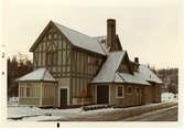 Stationshuset byggdes 1893. Det nya stationshuset är ritat av arkitekt Yngve Rasmussen från Göteborg.