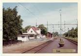 Stationshuset byggdes 1888. Stationshuset, en- och halvvånings med väntpaviljong, ombyggt 1919 och 1939.