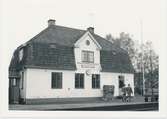 Station öppnad 1917. En- och enhalvvånings putsad stationsbyggnad, lika som i Varnumskulle. 1918 byggde lantmannaföreningen ett godsmagasin. Styckegodstrafiken nedlades 1975, och samtidigt indrogs bemanningen. Väntkur uppsattes ej. Persontrafik till nedläggningen 1985. Viss godstrafik Ulricehamn - Hökerum fortsatte t o m 1 mars 1986