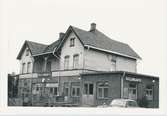 1940 byggdes stationshuset om och till, och lokaler uthyrdes till postverket.