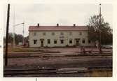 Station anlagd 1928. Tvåvånings stationshus i trä. För att få större och lämpligare lokaler företogs en tillbyggnad 1947.