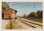 Åkarp station 1971. Statens Järnvägar, SJ. Stationen öppnades 1856. Det första stationshuset bestod av två ihopbyggda banvaktstugor och låg på den västra sidan om järnvägen. Men 1903 byggdes ett nytt och större stationshus på den östra sidan av järnvägen. Fick dubbelspår 1900. Banan elektrifierades 1933.