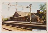 Åkarp station 1971. Statens Järnvägar, SJ. Stationen öppnades 1856. Det första stationshuset bestod av två ihopbyggda banvaktstugor och låg på den västra sidan om järnvägen. Men 1903 byggdes ett nytt och större stationshus på den östra sidan av järnvägen. Fick dubbelspår 1900. Banan elektrifierades 1933.