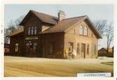 Jordholmen station 1971. Malmö - Kontinentens Järnväg, MkontJ. Stationen hette från början Månstorp men ändrade namn till Jordholmen 1910. Öppnades 1898, och lades ner 1973. Banan elektrifierades 1933. Är fortfarande kvar som trafikteknisk station.