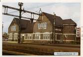 Trelleborg Färjestation 1971. Lund - Trelleborgs Järnväg, LTJ. Stationen öppnades  och stationshuset byggdes 1909. Stationshuset är idag rivet. Banan elektrifierades 1933.