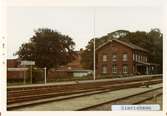Simrishamn station. Simrishamn - Tomelilla, CTJ. Stationen öppnades 1882. Stationshuset öppnades 1882 och är fortfarande i bruk. Banan elektrifierades 1996.
