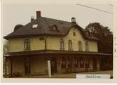 Harlösa station 1971. Landskrona - Kävlinge - Sjöbo Järnväg, LKSJ. Stationen öppnad 1906. Stationshus i jugendstil byggdes 1906. Gick över till Statens Järnvägar, SJ 1926. Banan elektrifierades 1916. Stationen lades ner 1954. Mellan 1955 - 1982 var SJ:s kontaktledningsskola där och senare blev det ett bibliotek vilket det fortfarande är.