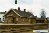 Stationen från 1875, Envånings stationshus i tegel. Väntsalen tillbyggd omkring 1920. Till SJ 1940. Elektriferingen kom  1943. Stationen som revs i början av 1970-talet. Kur uppfördes då när stationen fösvann. En Saab och Volvo står bakom stationen.