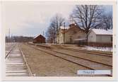 Stationen hette tidigare TRAHERYD, stationen byggdes 1898. Envånings stationshus i tegel. Till SJ cirka 1940. Persontrafiken längs hela banan upphörde i maj 1968. Godstrafiken Timsfors-Strömsnäsbruk upphörde år 2000, men SSJF's fortsatte att trafikera bandelen med museitrafik.