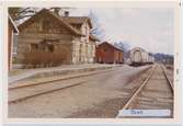 Stationen öppnad 1894 även uthus finns kvar, medan godsmagasinet revs i februari 1991. En och enhalvvånings stationshus i tegel. Till SJ 1940. Stationen såld 2008 på auktion.