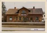 Stationen byggd 1885. En- och enhalvvånings stationshus i tegel från 1886. 1991 ombyggt till tandläkarpraktik 