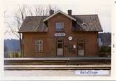 Stationen byggd 1885. Stationshuset är ett en- och enhalvvåning i tegel  Namnet var före 1934 -01-01 Vanås. 
