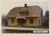 Stationen byggd 1907 öppnad 1909 med stationshus. Stationshusset är numera en privatbostad.