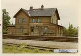 Stationen öppnad 1885 av Skåne - Hallands Järnväg, SHJ. Stationshuset är ett tvåvåningshus i tegel. Övergick till  till SJ 1896. Elektrifierad 1937. Persontrafiken nedlagd 1972, godstrafiken 1992.