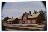 Stationshus av Byskemodell, byggår 1892. Huset har förlängts och blivit sammanbyggt med godsmagasinet