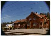 Tvåvånings stationshus i trä, sammanbyggt i vinkel med godsmagasinet. Byggår 1919