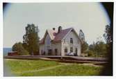 SJ, Statens Järnväg. Stationen byggdes 1899. Stationen hette Spöland fram till 1940-05-14.