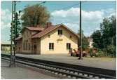 Litet envånings stationshus i sten.
Stationen anlades 1873.