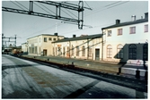 Större envånings stationshus i sten, tillbyggt två gånger .