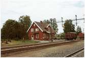 Stationen anlades 1913. En- och enhalvvånings stationshus i trä. Anlagd som håll- och lastplats 1914 -01-01