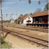 Trafikplats anlagd 1874. En- och enhalvvånings putsad stationsbyggnad