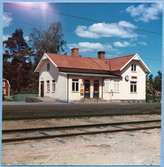 Station anlagd 1875. Nuvarande stationshus, envånings i trä, byggt i vinkel, uppfört 1902.
