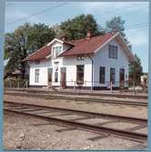 Station anlagd 1875. En- och enhalvvånings putsat stationshus, renoverat 1948.