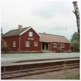 Station anlagd 1913. Envånings stationshus i trä, byggt i vinkel. Väntsalen och expeditionslokalerna moderniserades 1945, tjänstebostaden 1950.