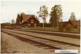 Trafikplats anlagd 1915. En- och en halv vånings stationshus i trä.