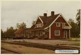 Station anlagd 1911. En- och enhalvvånings stationshus i trä. 1947 delvis moderniserat.