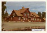 Station öppnad 1916-01-01. Stort en- och enhalvvånings stationshus i trä.