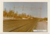 Vy vid Krokvik.Trafikplats anlagd 1903 Stationshuset byggdes 1908-01-01 och ritades av Folke Zettervall. Stationshuset är ett en vånings hus i trä, tillbyggt 1914. Elektrifierat 1915.