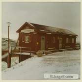 Hållplats anlagd 1923 med liten envånings stationsbyggnad i trä, rödfärgat med vita knutar och papptak. Stationshuset är byggt enligt typritningar av SJ:s chefsarkitekt Folke Zettervall. Stationen hade banhall 1902 - 1923.  1904 byggdes stationen ut med en restaurang och några hotellrum. Spår fanns till 1993. Banhallen köptes efter rivningen 1923 av LKAB, som återuppförde hallen som två byggnader i Narvik, en lok- och en vagnverkstad. Båda byggnaderna var kvar 1995.