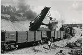 Banbyggnad Inlandsbanan.
Gruslastning i Vaimats grustag.
SJ 411