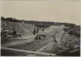 Bygge av banvall.
Fotot troligen taget i närheten av Järna.