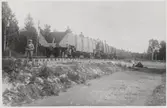 Grusningsarbeten vid anläggandet av Statsbanan Malung-Malung 1931-34 i närheten av hållplatsen Rågsveden. På linjen mellan driftplats Vansbro och driftplats Rågsveden.