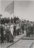 En skolklass närvarar vid invigningen av Statsbanan Malung-Vansbro och sjunger en välkomstsång.