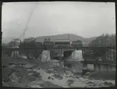 Utbyggnad av dubbelspår Göteborg - Alingsås. Provbelastning av bron. Ånglok Statens Järnvägar, SJ Kd, en tender typ C med fulla förråd, en broprovningsvagn SJ Q9 samt en C-tender med fulla förråd.
TT