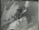 Dubbelspårsbanbyggnad Göteborg - Alingsås. Stenbrytning genom handbilning med trycklyftmaskin, år 1911 - 1912..