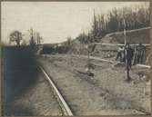 Dubbelspårsbanbyggnad Göteborg - Alingsås. Här genomschaktas gamla stambanan i Håvared, april 1916.