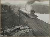 Dubbelspårsbanbyggnad Göteborg - Alingsås. Den färdiga bangården i Norsesund. I bakgrunden ses sjön Lilla Sävelången. Nov 1916.