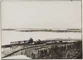 Elevatorn vid järnvägsanläggningen. I bakgrunden på udden syns Luleå stad efter branden 1887.