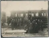 Generalstaben framför personvagn i Lakaträsk. Personvagn S&NJ 1.