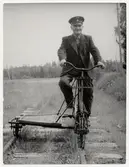 Förste banbiträde Sigfrid Andersson Risinge, Gimo 1959 med dressin på bibanan Risinge- Norrvällen.