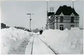 Man med häst stående vid Uttersbergs station vintern 1908