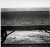 Detaljbild på tillverkningskylt för godsvagn. Vagnen tillverkad av Lindahl  Runer. Gefle Mek.Verkstad 1883.