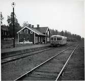 Tåg 4965 vid Vakern station.